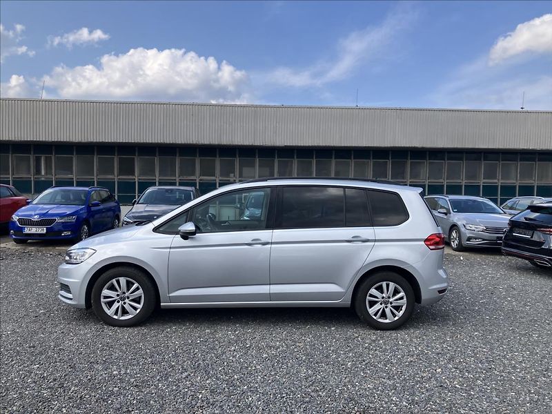 Volkswagen Touran 2,0 TAŽNÉ, LED,APPLE CAR PLAY - fotka 2 z 21