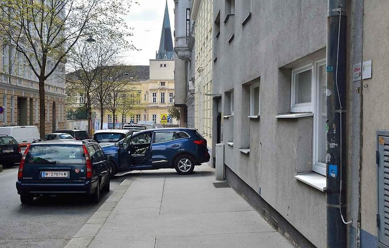 Auto může chodník přejet například při výjezdu z garáže. Chodce přitom nesmí ohrozit.