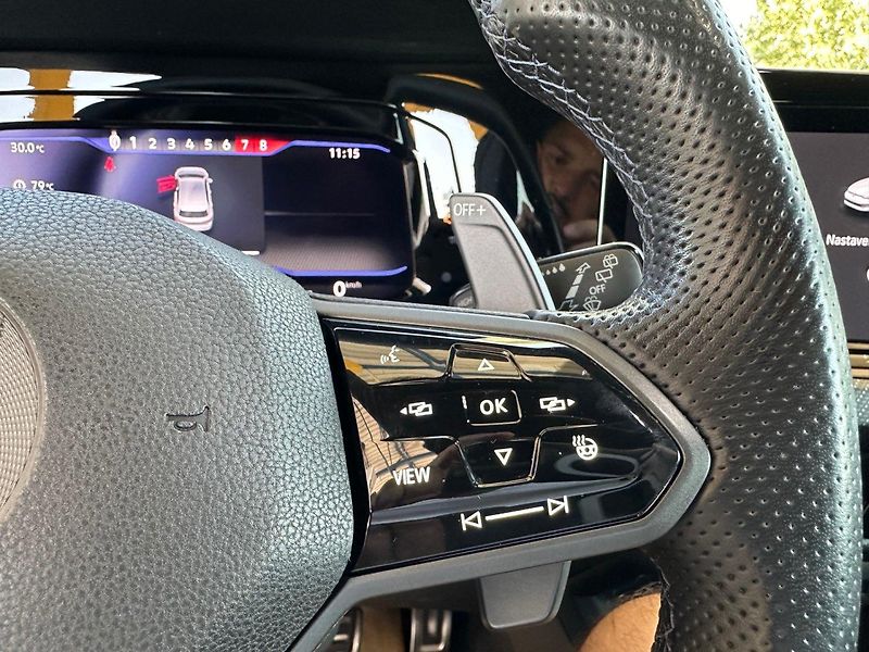 Volkswagen Golf (2021) R 235kW PANOR.NAVI,100%KM - fotka 16 z 24
