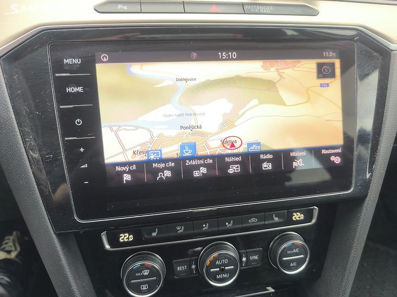 Volkswagen Passat R-LINE,MAX VÝBAVA,KRÁSNÝ,1.MAJ - fotka 22 z 29