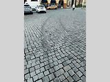 Pozůstatky nočního driftování asi padesátky aut na Valdštejnově náměstí v Jičíně.