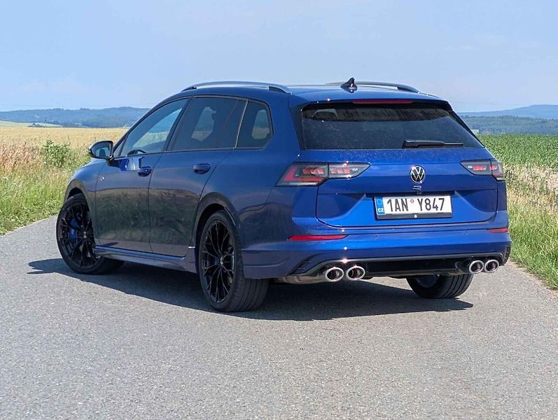 Auto má rádo klikaté silničky.