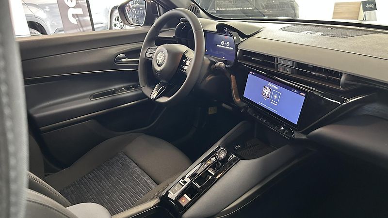 Alfa Romeo Junior 1.2T 145k Ibrida  - fotka 8 z 15