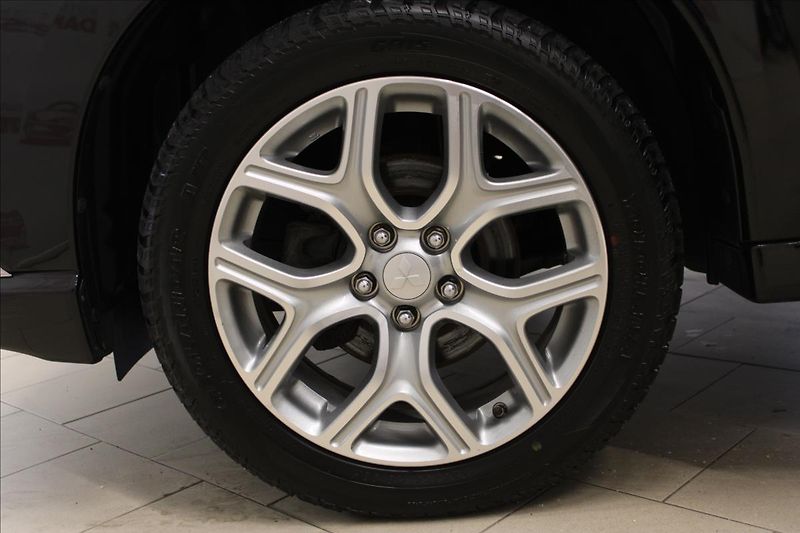 Mitsubishi Outlander 2,0 i Plus 4x4 PHEV Hybrid - fotka 28 z 35