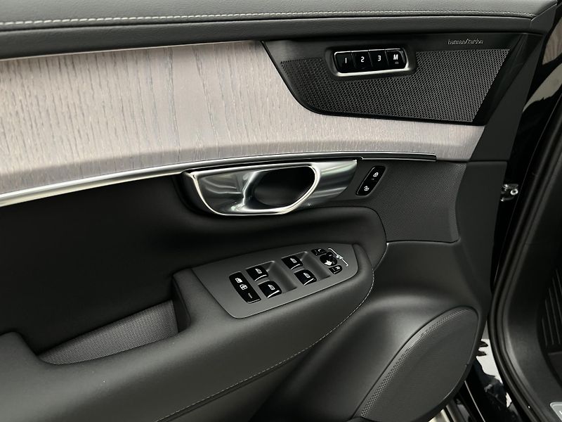 Volvo XC90 (2026) B5 AWD DARK PLUS - fotka 24 z 43