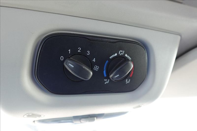 Ford Transit 2,2 TDCi  L2H2 9MÍST BUS KLIMA - fotka 32 z 40