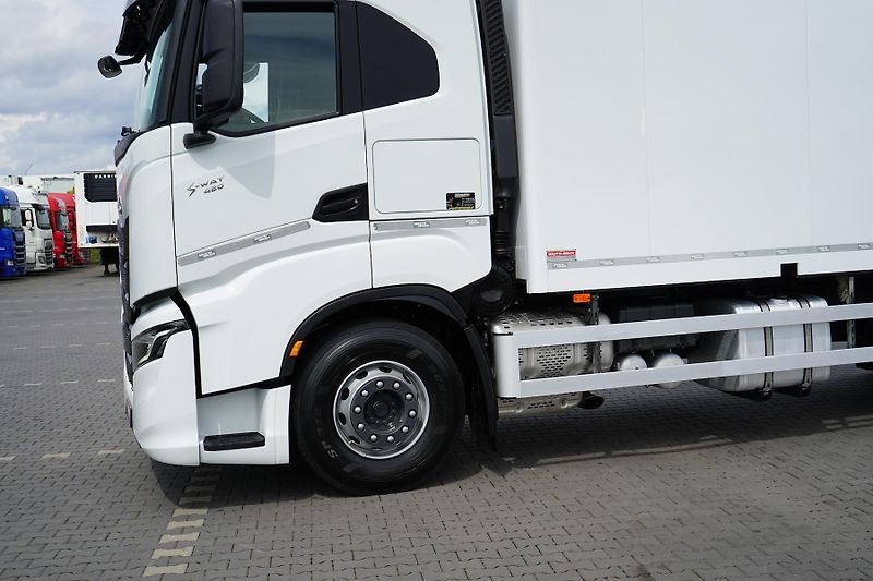 Iveco S-WAY (2023) 420 / E 6 / KONTENER + WINDA / - fotka 18 z 45