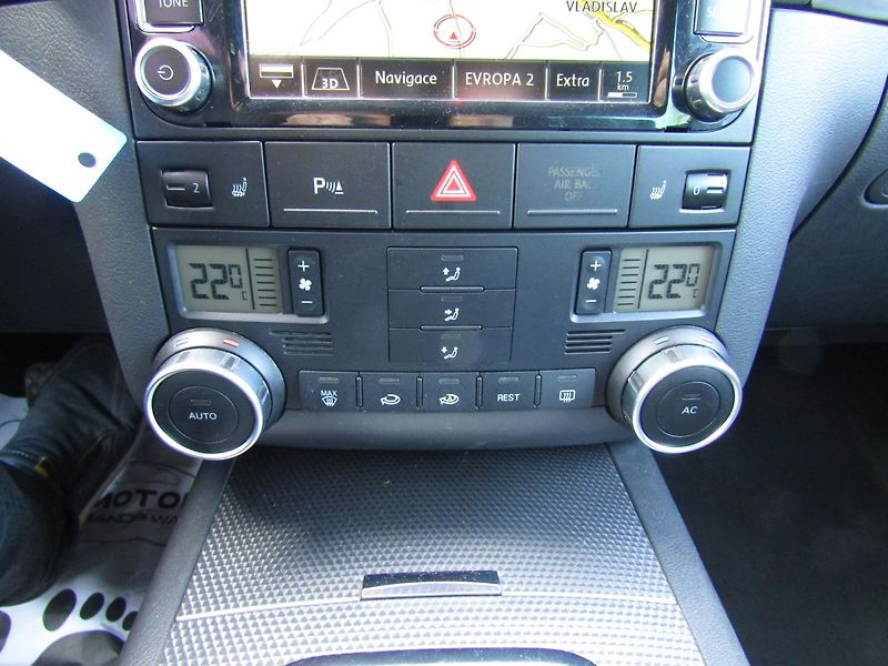 Volkswagen Touareg (2008) 2.5 TDI 4X4  PRUŽINY - fotka 33 z 38