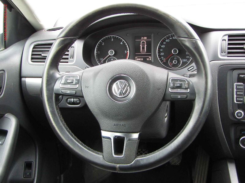 Volkswagen Jetta (2011) 1.6 TDi, ČR, AC, tempo, park - fotka 14 z 19
