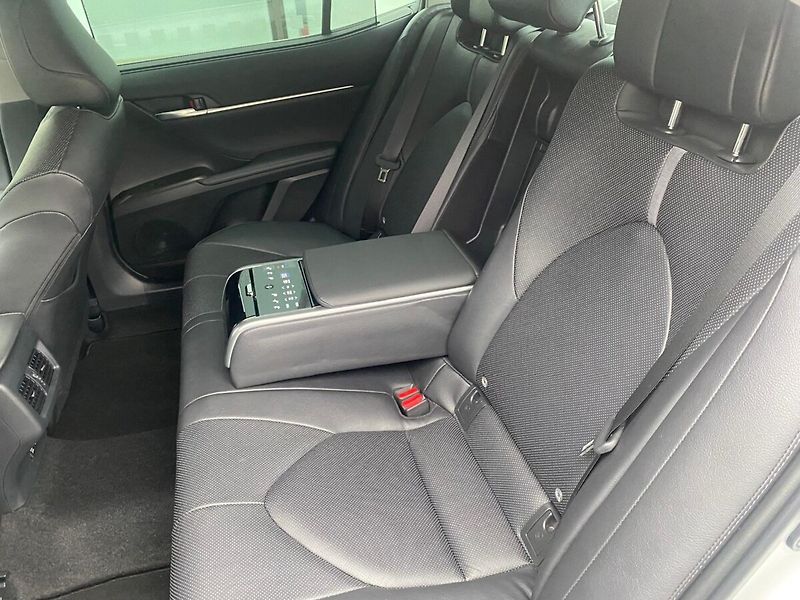 Toyota Camry 2,5 Hybrid  Executive VIP - fotka 30 z 33