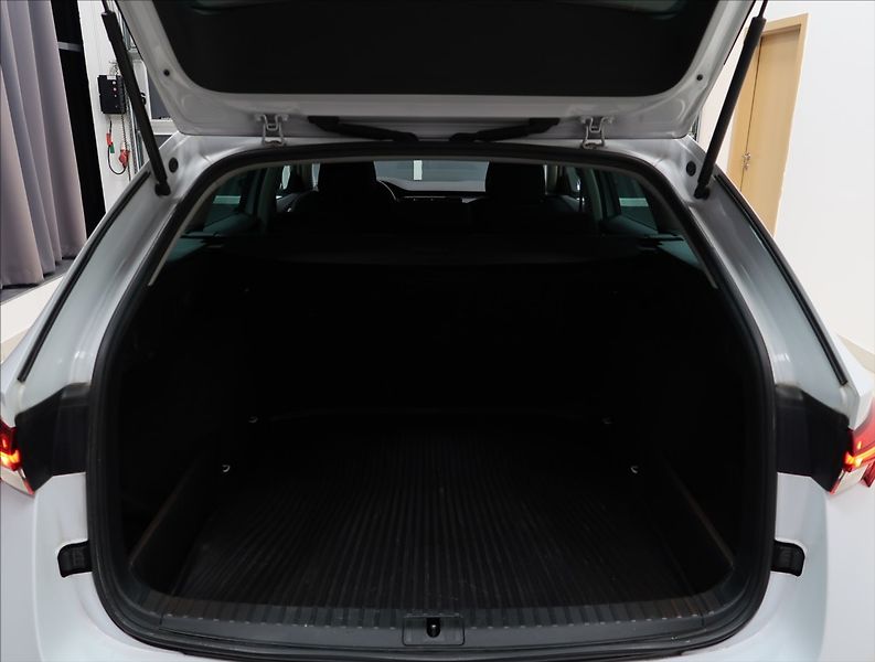 Škoda Octavia 2,0 TDI VÝHŘEV 1. MAJ ČR DPH - fotka 41 z 47