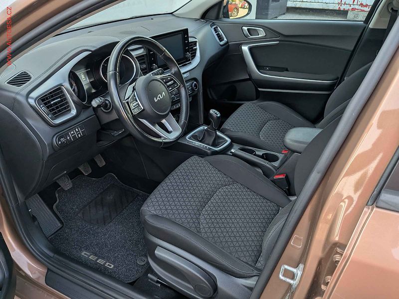 Kia Ceed (2022) 1.5T-GDi, 1.maj,ČR, AC - fotka 9 z 14