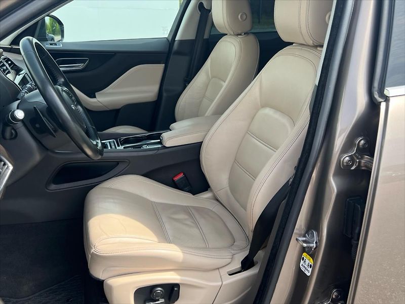 Jaguar F-Pace 2,0 D 132kW AWD PRESTIGE - fotka 11 z 27