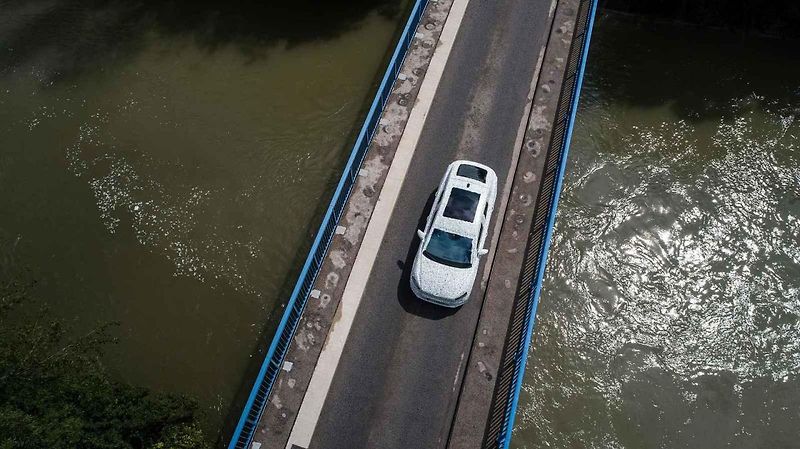 Vybraní motorističtí novináři již za sebou mají první testovací kilometry s Enyaqem iV Coupe