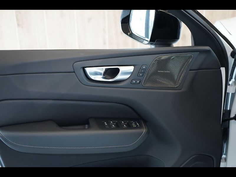 Volvo XC60 T8 PLUS Dark, Ventilace, 360° - fotka 23 z 48
