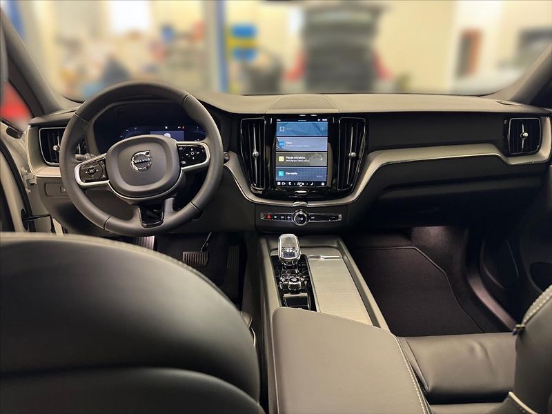 Volvo XC60 (2025) 2,0 B5 AWD Plus Dark 5949 - fotka 10 z 15