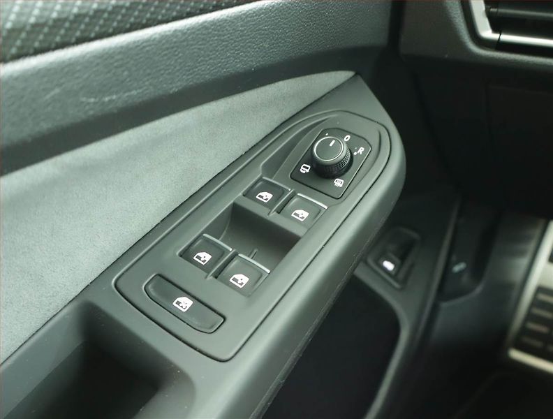 Volkswagen Golf (2022) R-Line 2.0 TDI, Automat - fotka 15 z 16
