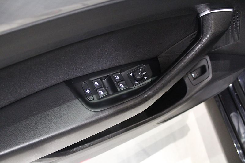 Volkswagen Passat (2023) 110kW, Tažné, Nezávislé topení - fotka 8 z 34