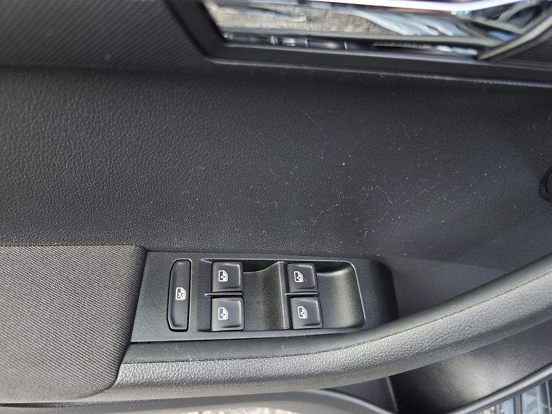Škoda Fabia 1.2TSI NAVI 100% STAV 1Majitel - fotka 14 z 26