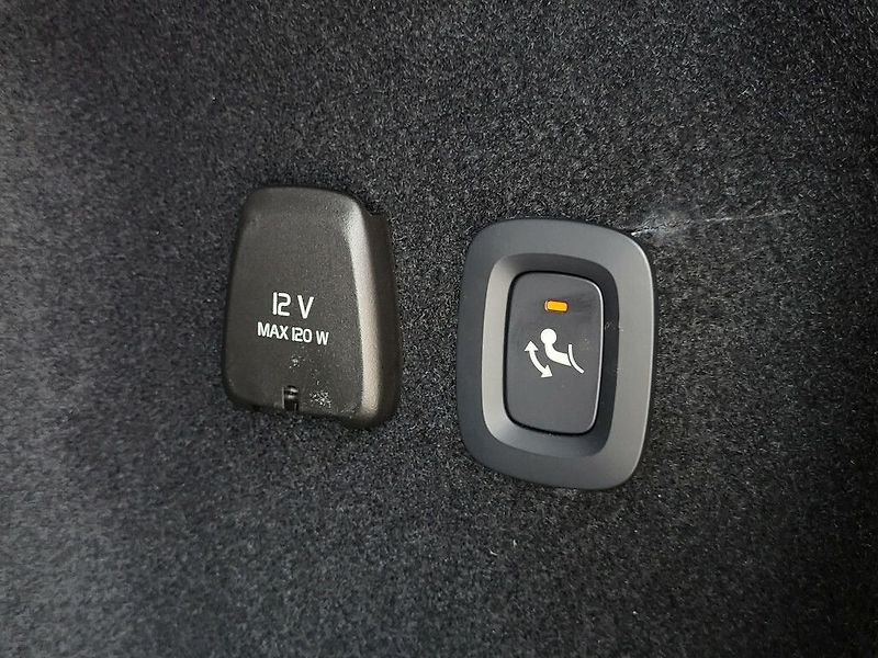 Volvo V60 CORE B4 FWD 145kW - fotka 28 z 32