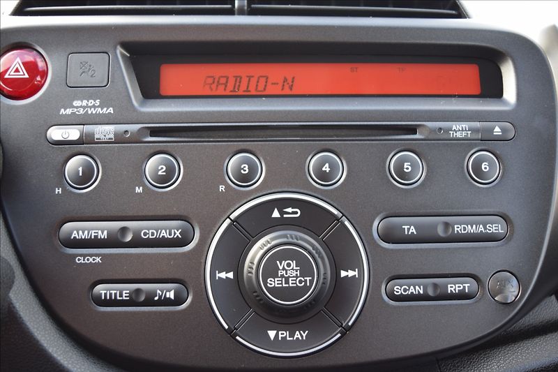 Honda Jazz 1,2 i 66KW ALU KLIMA NÍZKÉ KM - fotka 28 z 35