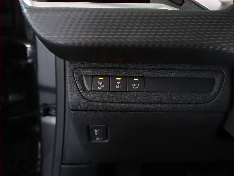 Peugeot 2008 (2017) 1.2 PureTech, Automat, Navi - fotka 14 z 14