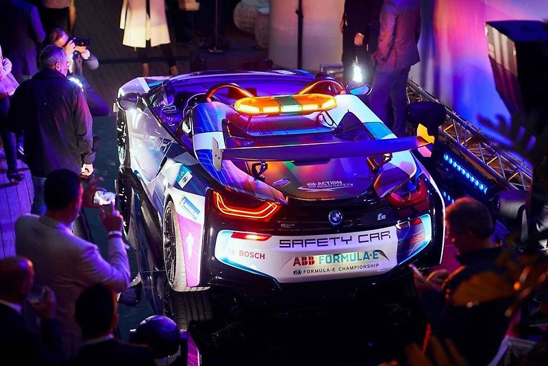 BMW představilo BMW i8 Roadster v provedení speedster