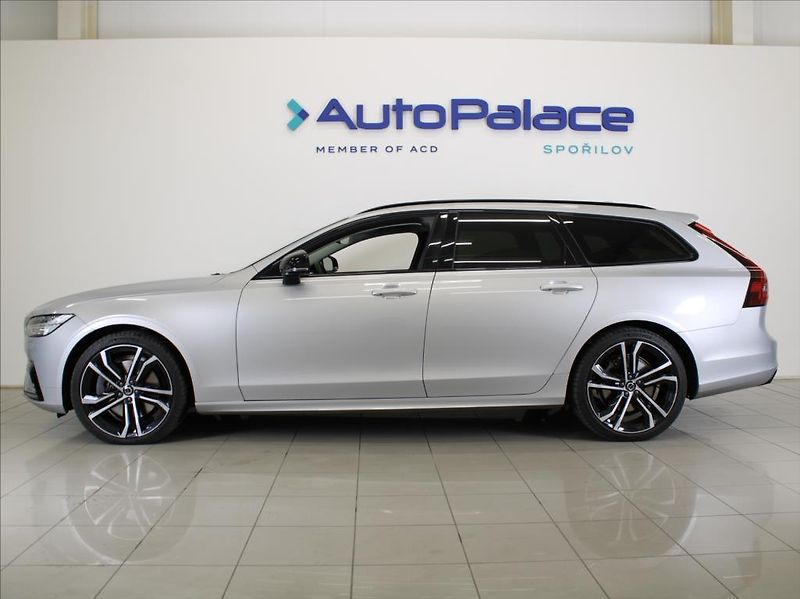 Volvo V90 2,0 B6 AWD Ultimate Dark B&W - fotka 5 z 27