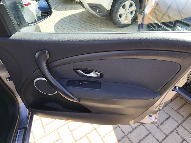Renault Mégane (2009) 1,616V 81kW 6-ti kvalt!! - fotka 26 z 28