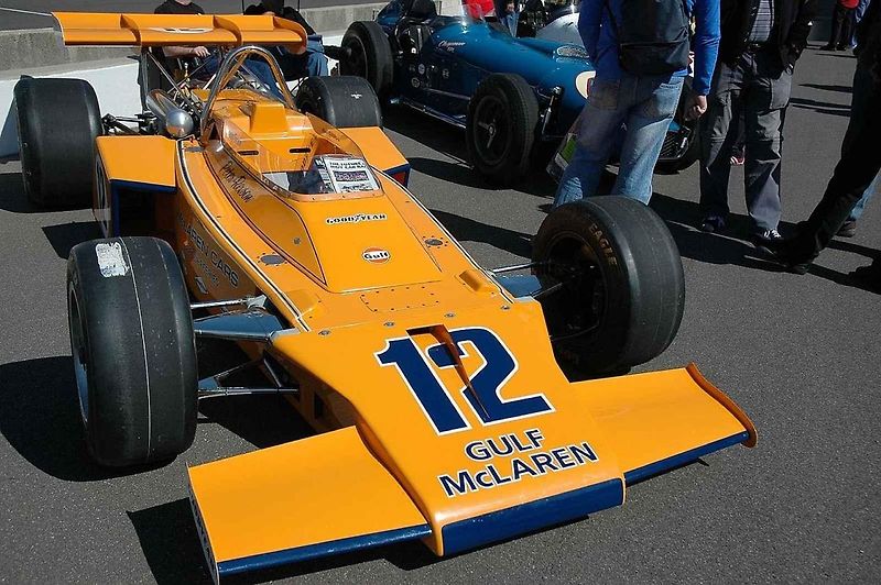 Americký jezdec F1 Peter Revson v konpitu při závodu v Nüburgringu 1973. Před padesáti lety se mu stala osudnou havárie při testech v Jižní Africe.