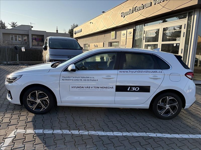 Hyundai i30 1,5 i CVVT  HB Smart - fotka 2 z 17