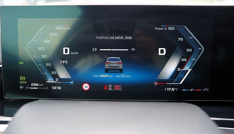 BMW X5 M60i xDrive/AT9/21/530 PS - fotka 37 z 45