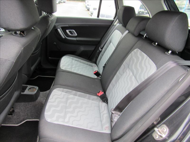 Škoda Fabia 1,4 16V 63kW Style Combi - fotka 10 z 26