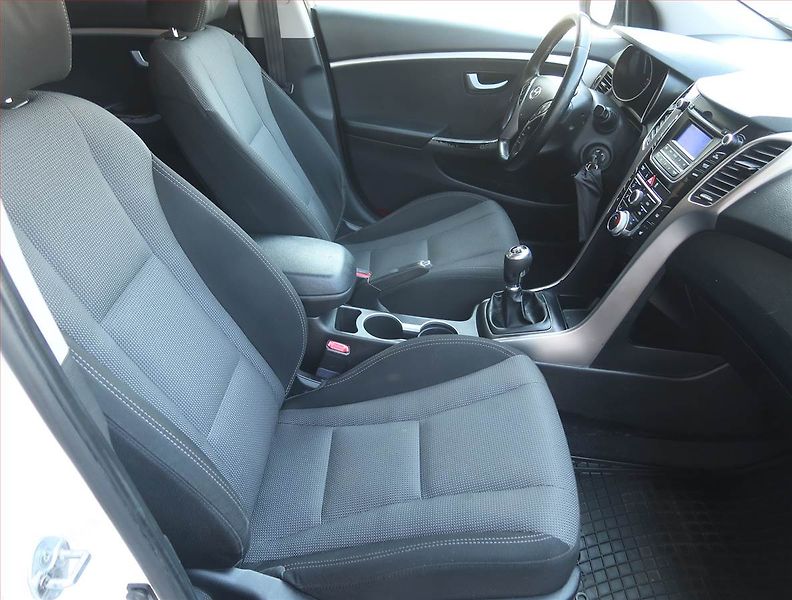 Hyundai i30 (2014) 1.6 MPI, Serv.kniha, Tempomat - fotka 9 z 16