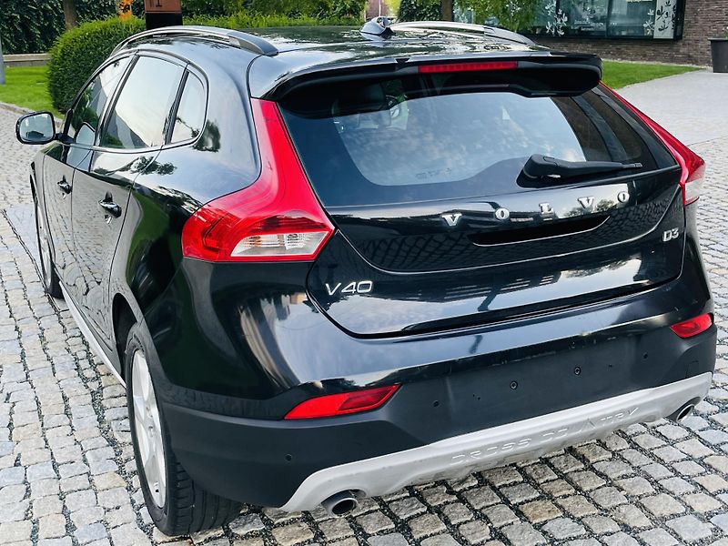 Volvo V40 2.0D3 MANUÁL CROSS SERVISKA  - fotka 17 z 43