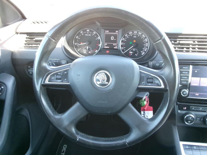 Škoda Octavia (2013) 1,4 TSI AC BT NAVI TEMP - fotka 17 z 38