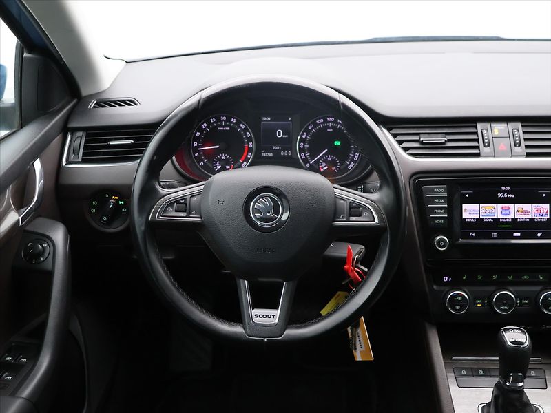 Škoda Octavia 2,0 TDI 135kW DSG 4x4 Scout - fotka 16 z 28