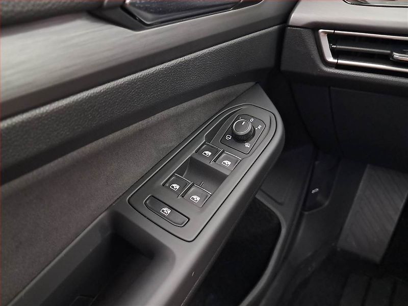 Volkswagen Golf (2023) 1.5 TSI - fotka 19 z 21
