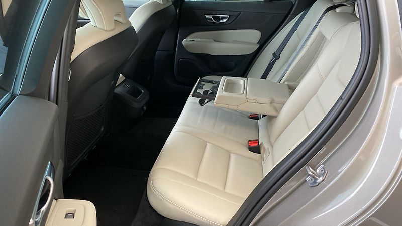 Volvo V60 INSCRIPTION, T4 FWD Drive-E, 1 - fotka 9 z 32