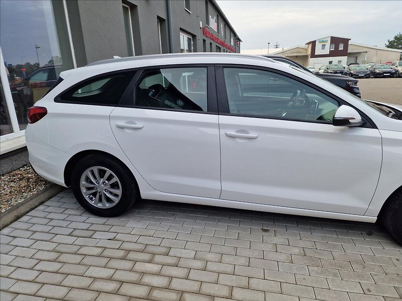 Hyundai i30 1.6 CRDi Comfort,ČR,1.Majitel - fotka 40 z 49