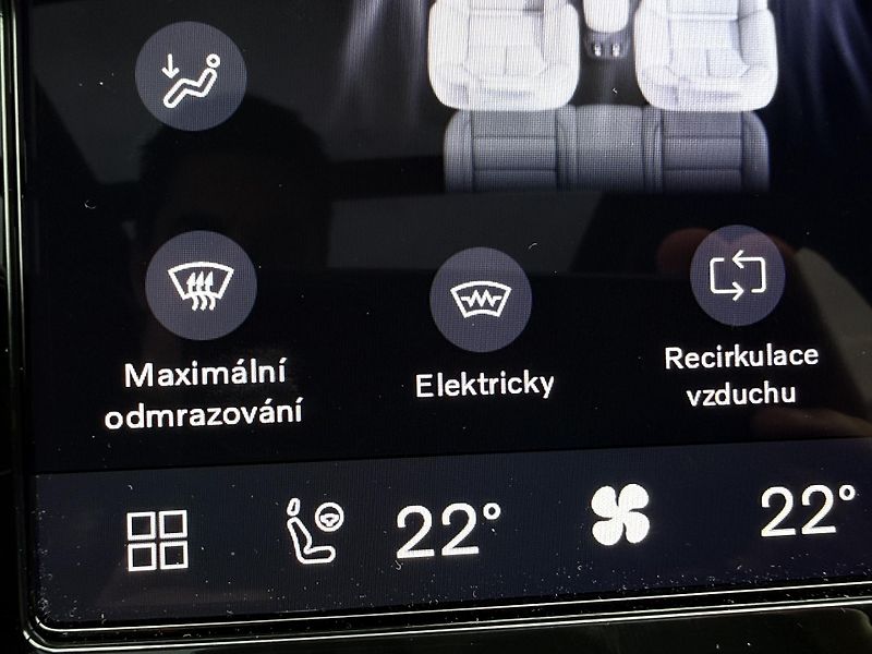 Volvo XC40 B4 FWD // ULTRA // REZERVACE - fotka 45 z 47