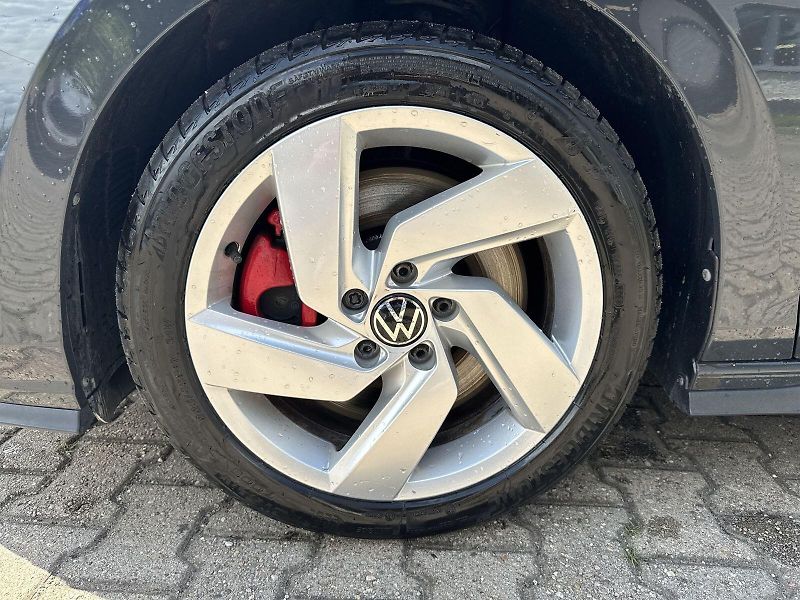 Volkswagen Golf (2023) 2.0 TSI DSG GTI - fotka 28 z 32