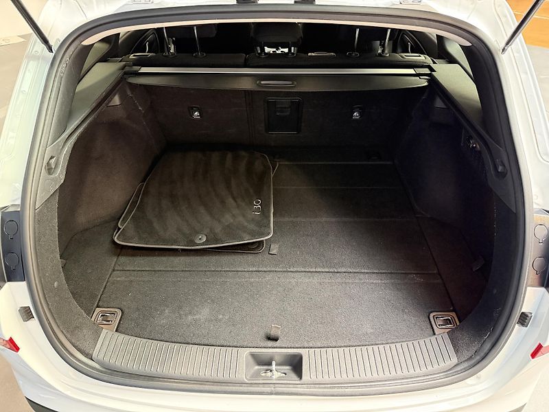 Hyundai i30 1.5 T-GDI Mild Hyb Family Smar - fotka 12 z 13