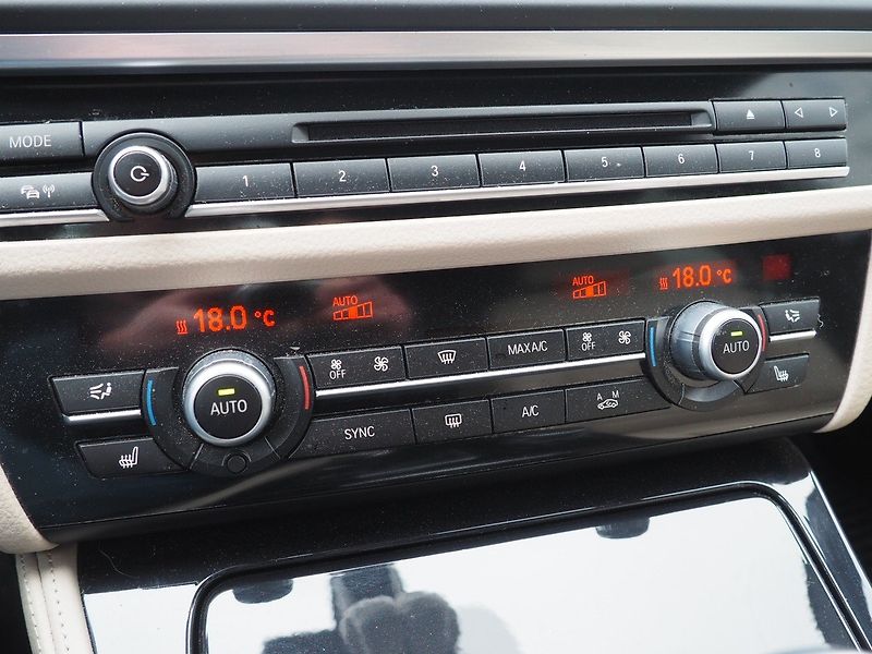 BMW Řada 5 (2014) 3.0D xDrive, Headup display - fotka 32 z 37
