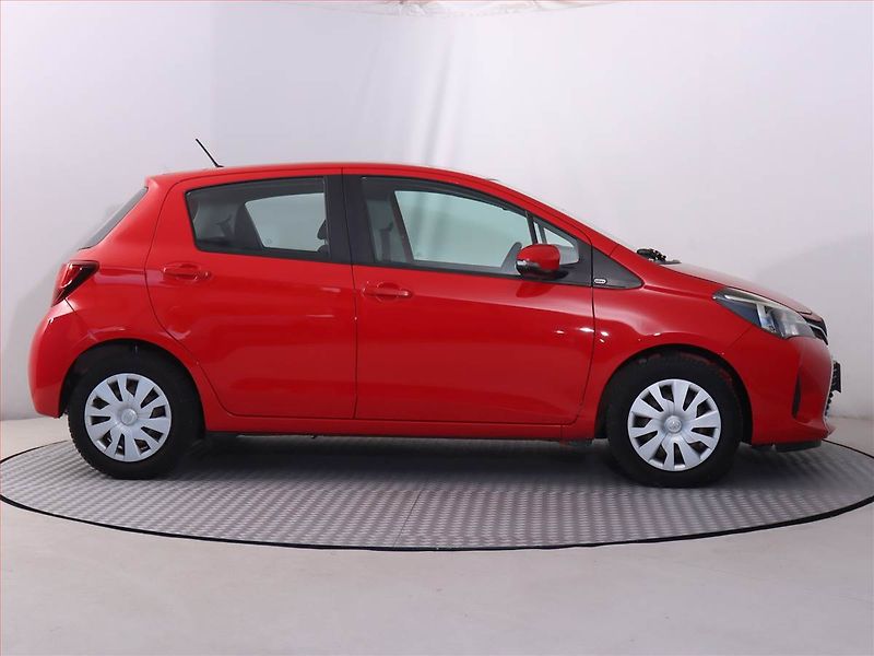 Toyota Yaris (2016) 1.33 Dual VVT-i, Serv.kniha - fotka 6 z 18