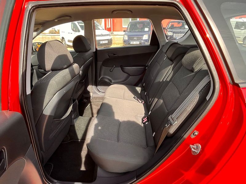 Hyundai i30 1.6CRDI 66kw - fotka 13 z 31