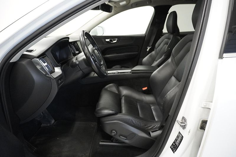 Volvo XC60  2,0 T8 TWIN ENGINE 4WD AUT. - fotka 14 z 33
