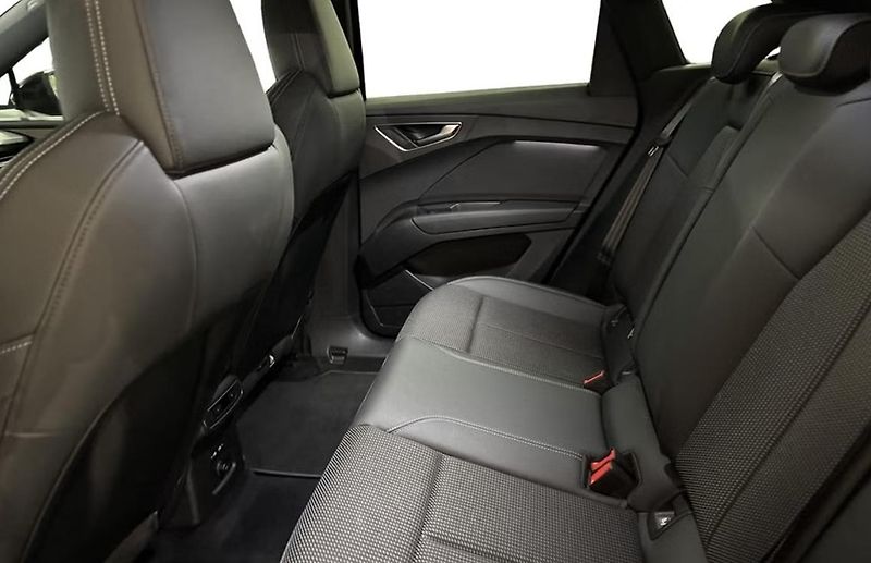Audi Q4 40 e-tron S-Line LED BLIS  - fotka 8 z 11
