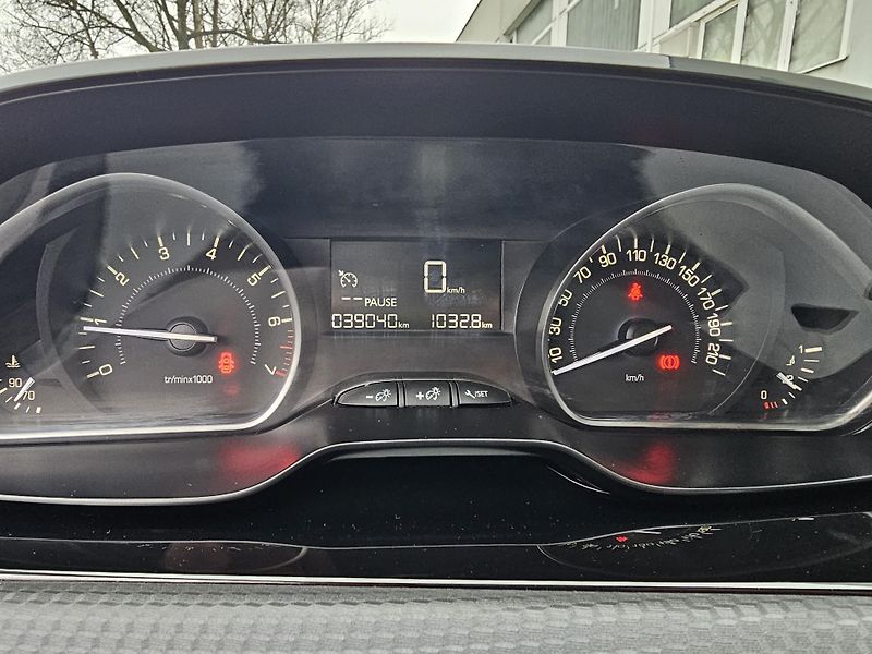 Peugeot 2008 (2017) 1.2 Pure Tech 81KW - fotka 19 z 22