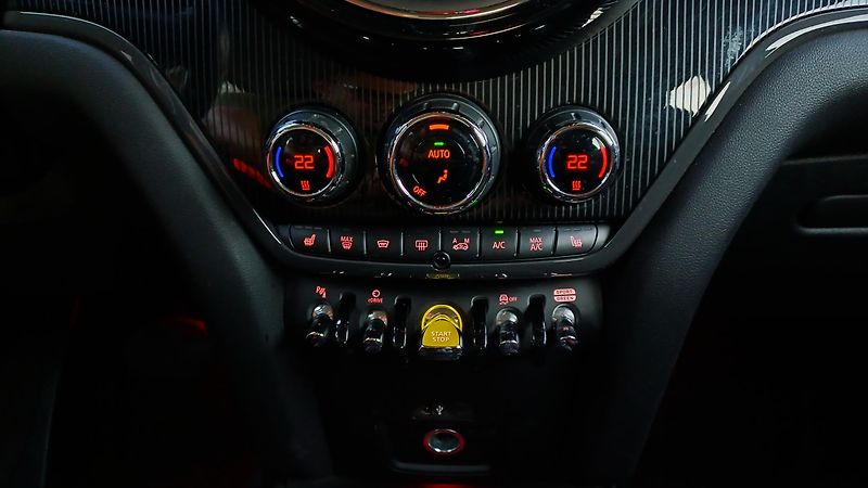 Mini Countryman COOPER 1.5 SE ALL4-1.maj-ČR - fotka 24 z 49